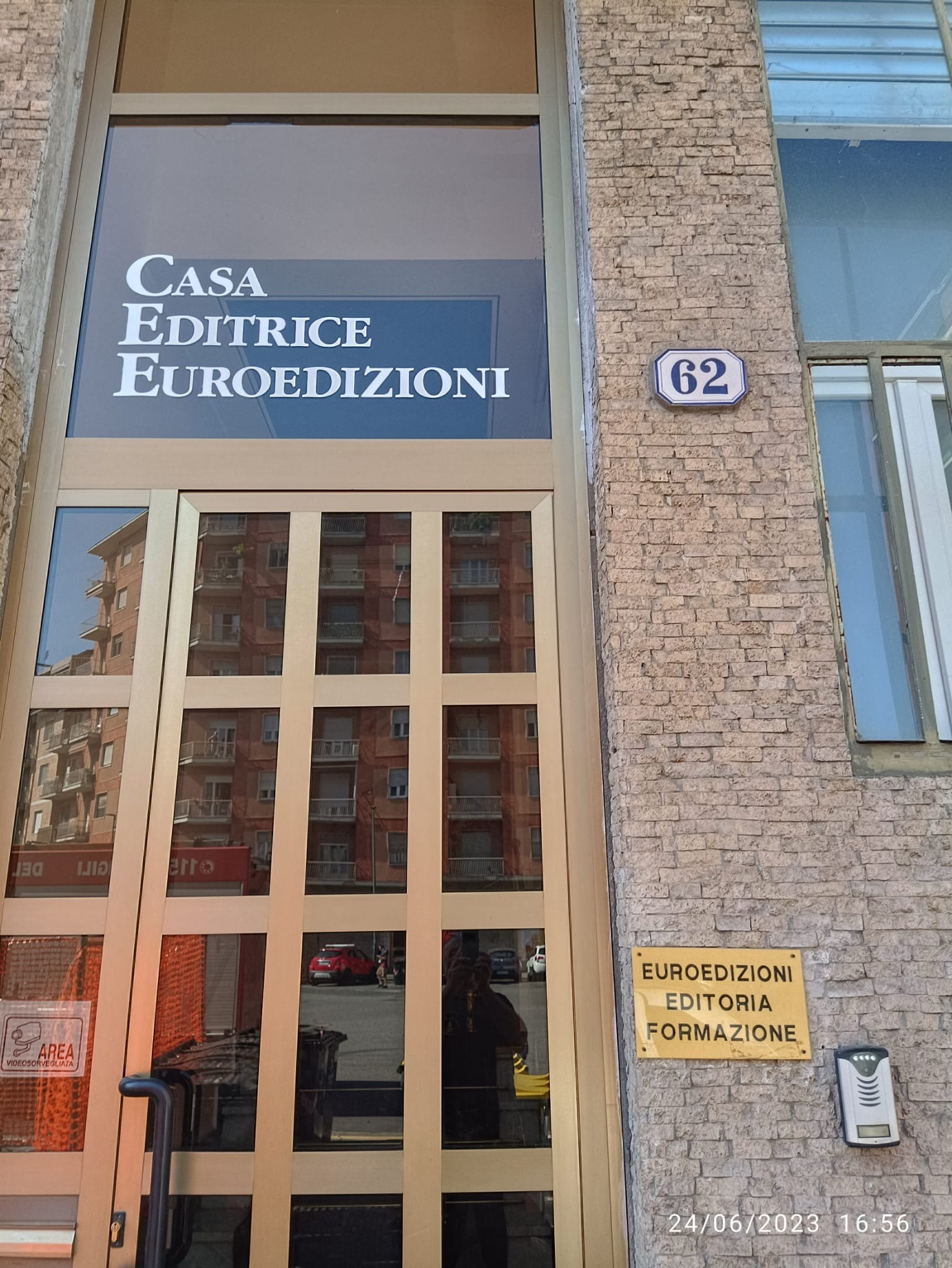 L'entrata di Euroedizioni Torino via Osasco 62